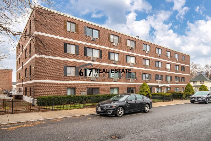 Building Photo - 35 Glencoe St