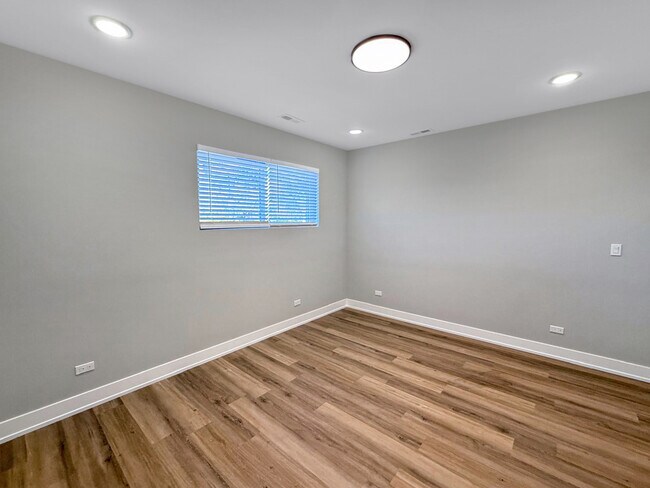 Building Photo - 6218 S King Dr