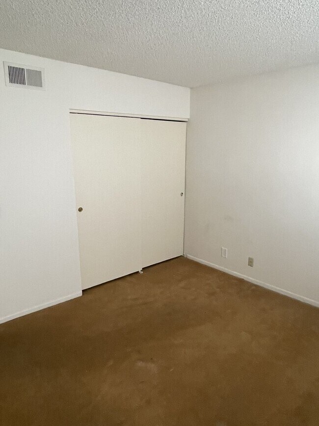 Building Photo - 704 Lookout Dr