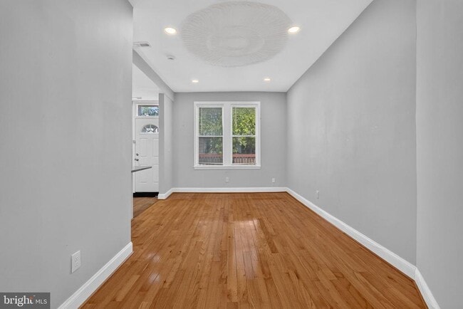 Building Photo - 635 Kenyon St NW