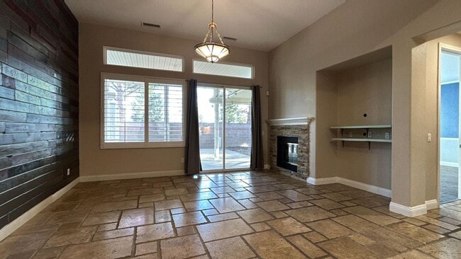 Building Photo - 1515 Shooting Star Dr