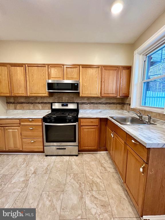 Building Photo - 306 Lindley Ave