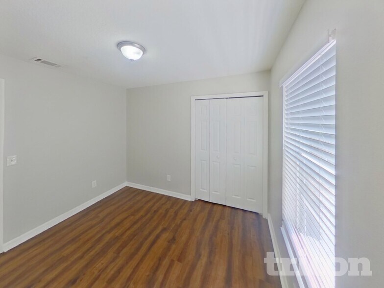 Building Photo - 1002 E 108th Ave