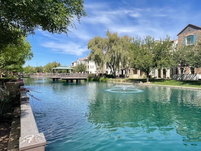 Building Photo - Prime Gilbert 3 Bedroom/2.5 bath 1st floor bonus room, 3 community pool's