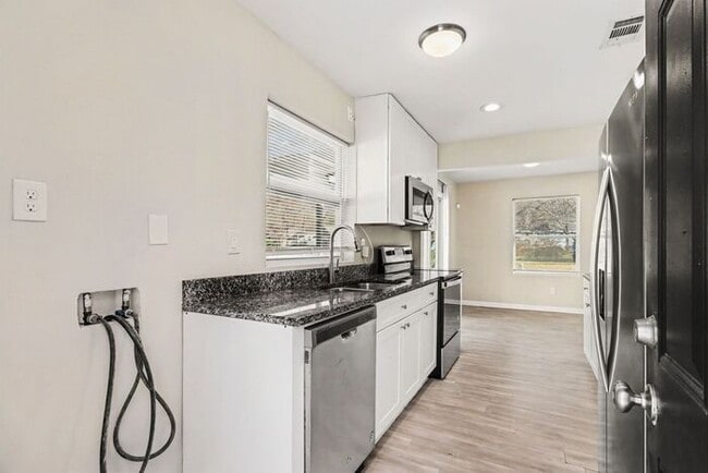 Building Photo - Newly Renovated 3BR/1BA SE Atlanta Gem!