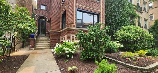Building Photo - 1233 W North Shore Ave