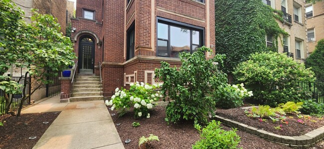 Building Photo - South Rogers Park – Sprawling 4-Bedroom / ...