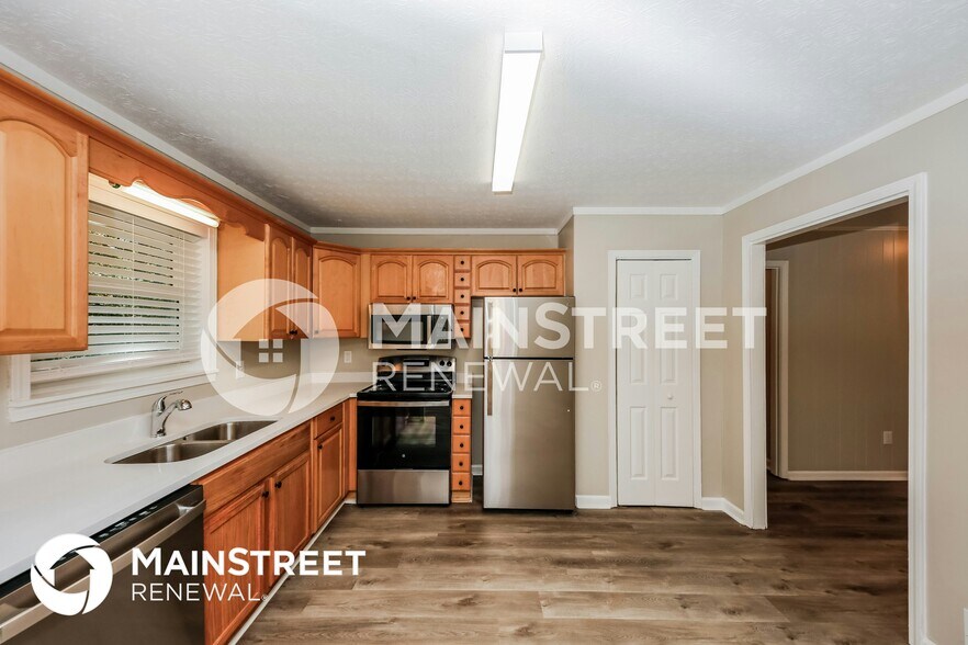 Building Photo - 6185 Hillpine Dr