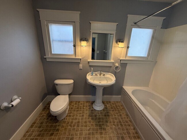 Building Photo - 3 bed/1 bath house