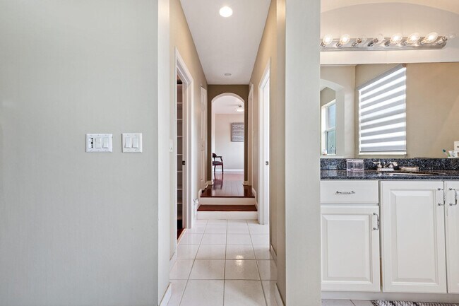 Building Photo - 658 Cresta Cir
