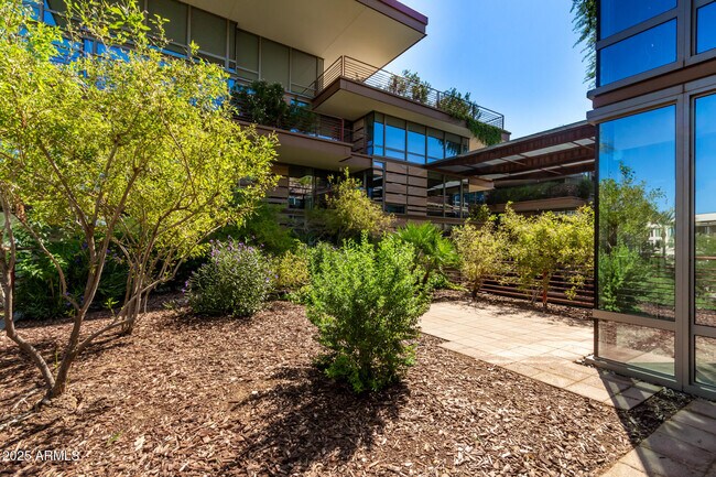 Building Photo - 7117 E Rancho Vista Dr