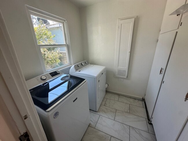 Building Photo - **Charming 3-Bedroom Home in Burbank Rancho**