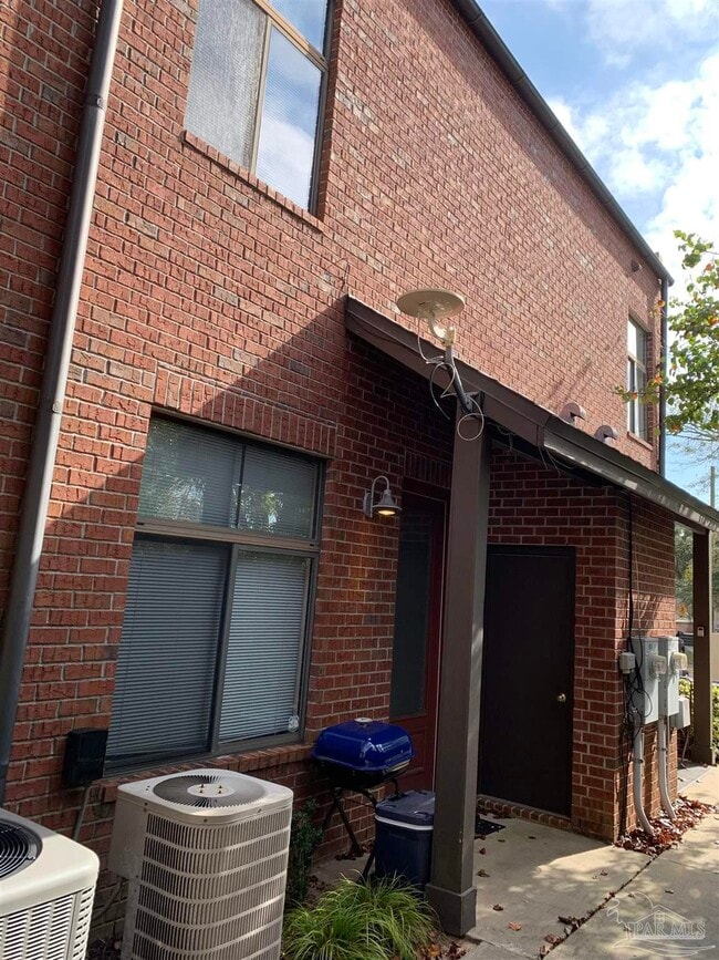 Building Photo - 613 N Alcaniz St