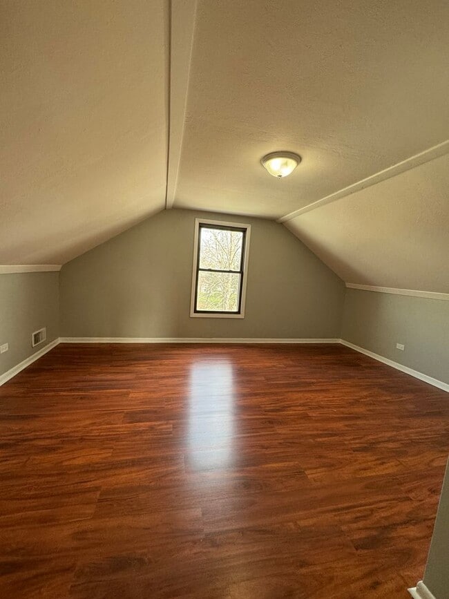 Building Photo - 2 Bedroom 1 Bathroom House in Calumet City...