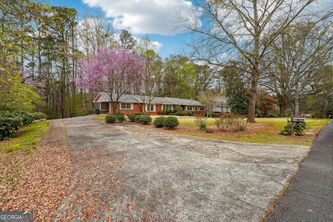 Building Photo - 5140 Lakewood Dr