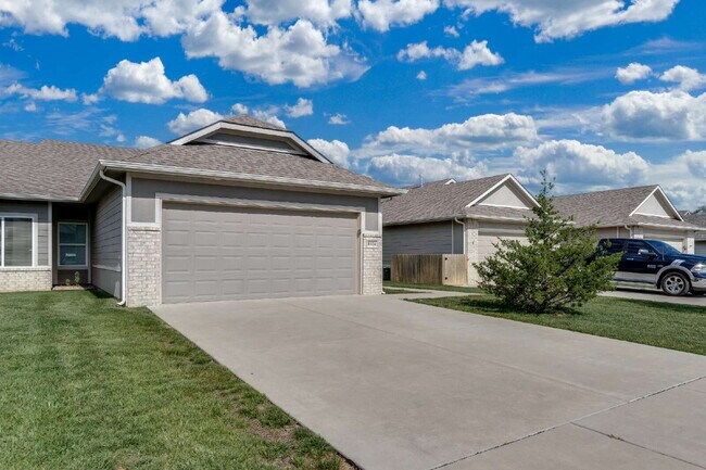 Building Photo - "Charming 3-Bedroom Duplex Retreat with 2 Full Baths in Wichita – 1190 Sq Ft of Comfort!"
