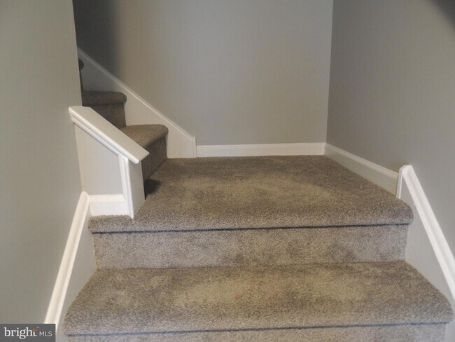 Building Photo - 404 Pinebrooke Cir