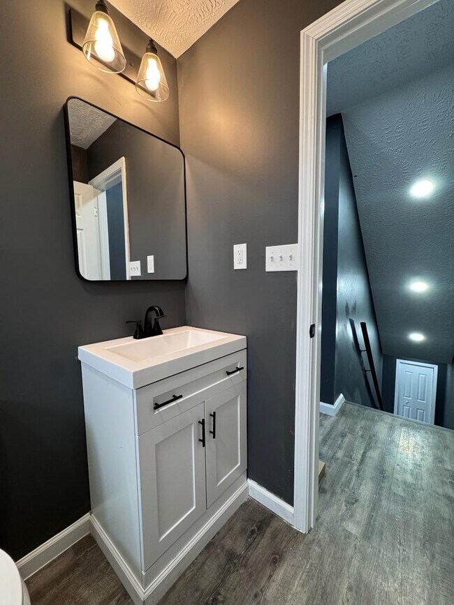 Building Photo - 2127 Winfield Ave