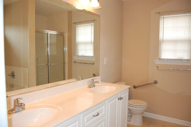 Building Photo - 900 Watsonia Dr