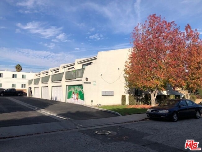 Building Photo - 533 W 219th St