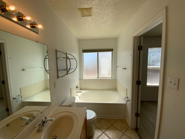 Building Photo - 4 Bedroom Single Story Home Available Near...