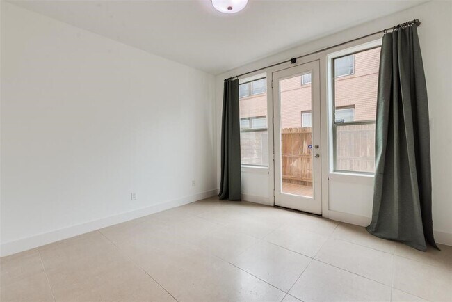 Building Photo - 2002 Blodgett St