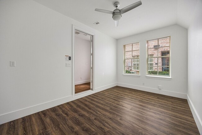 Building Photo - 2715 Maxroy St