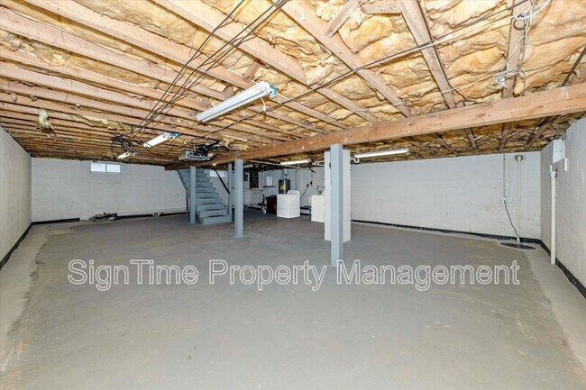 Building Photo - 11025 Rosewood Dr