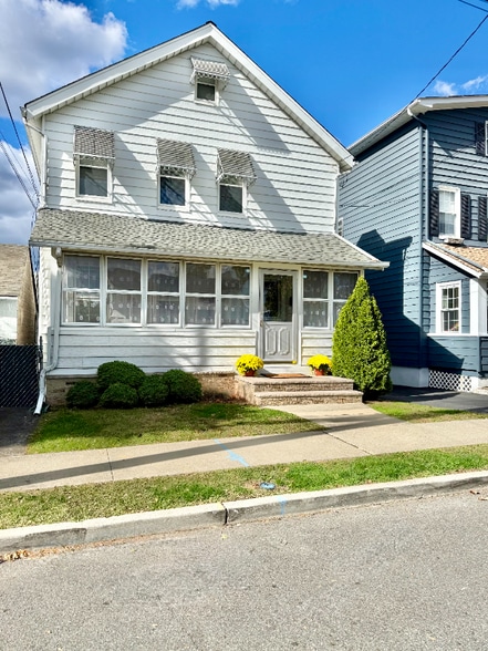 Building Photo - 32 Major St