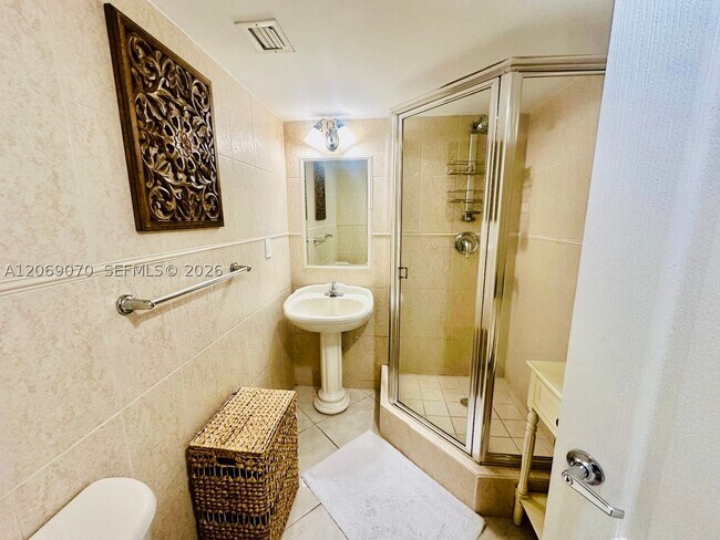 Building Photo - 2555 Collins Ave