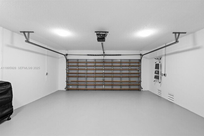 Building Photo - 1412 NE 53rd Ct