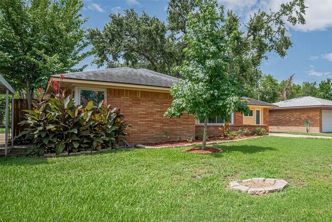 Building Photo - 5123 Saxon Dr