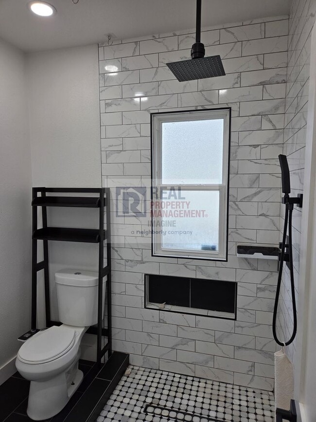 Building Photo - Check out this beautiful 4 bedroom, 2 bath...