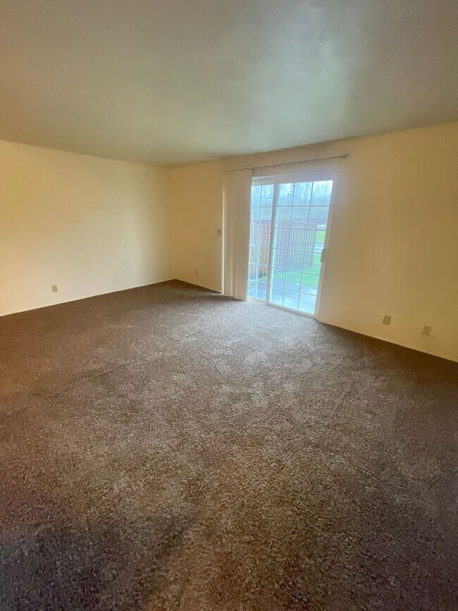 Building Photo - Large 2 Bedroom over looking the Golf Course!