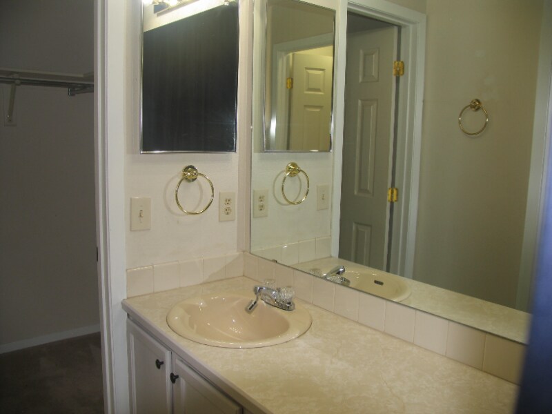 Building Photo - 2228 Palm Dr