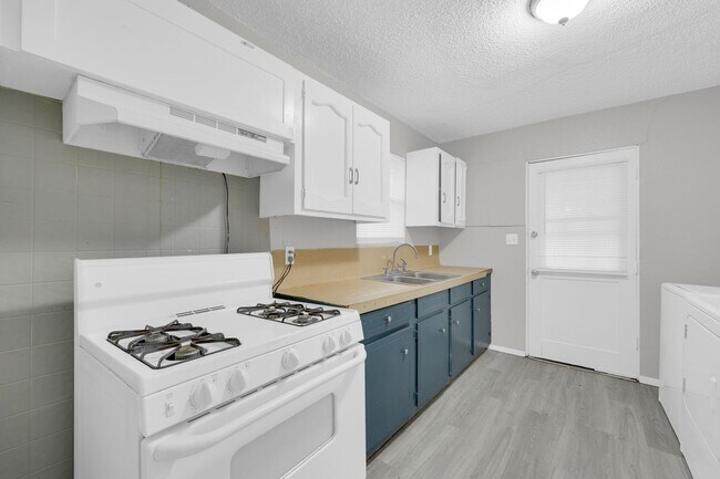 Building Photo - SPACIOUS! LOCATION!