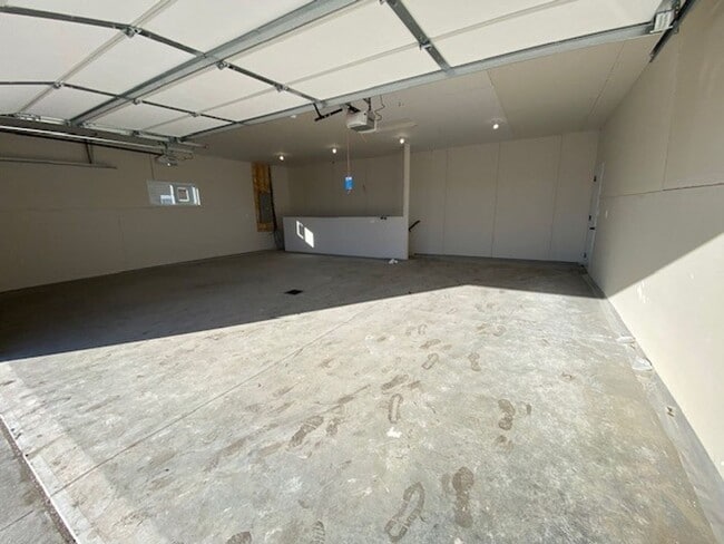 Building Photo - Beautiful home located in fast-growing Horace, ND.