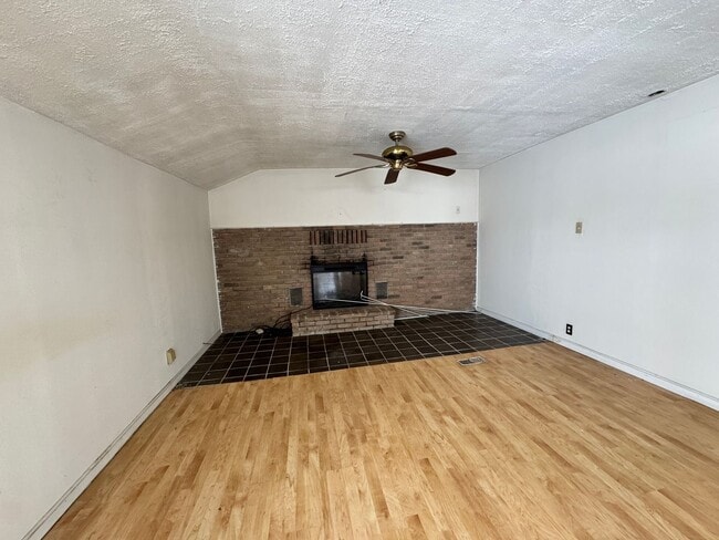 Building Photo - Farm house in Mapleton Schools!