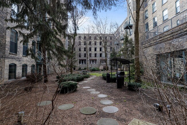 Building Photo - Condo in Heart of Grand Rapids