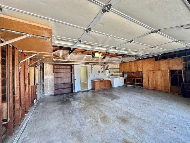 Building Photo - 4 Bedroom Home 3 Car Garage with Fenced Ya...