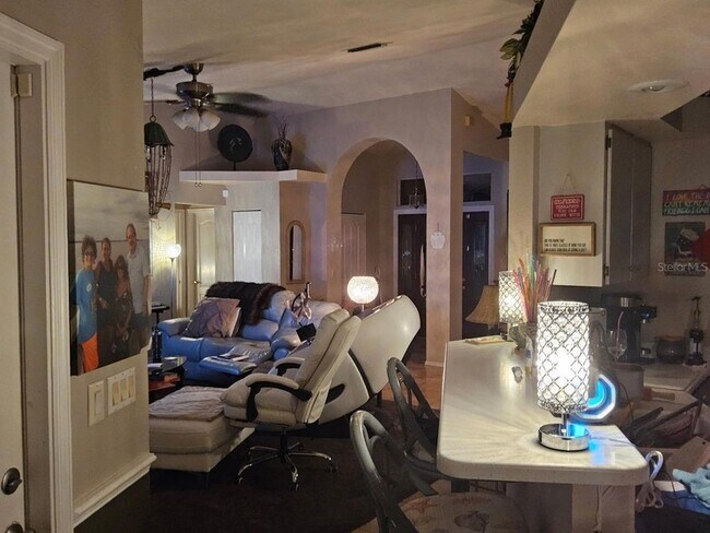 Building Photo - 404 Hazel Cir