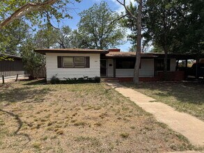 Building Photo - "Charming 2-Bed Home with Gleaming Hardwood Floors in Central Lubbock – 1274 Sq. Ft. of Cozy Livi...