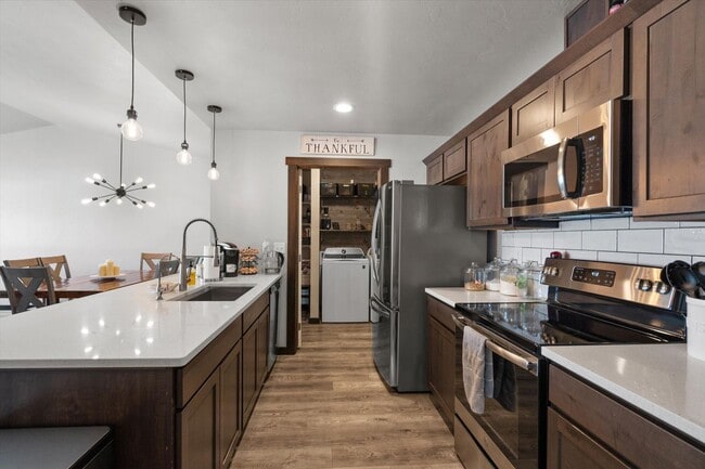 Building Photo - Stunning Townhome with Mountain Views for ...
