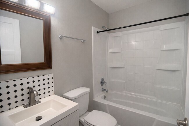 Building Photo - r3008unanderavev