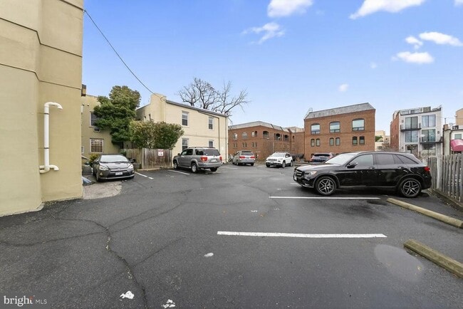 Building Photo - 3520 W Pl NW