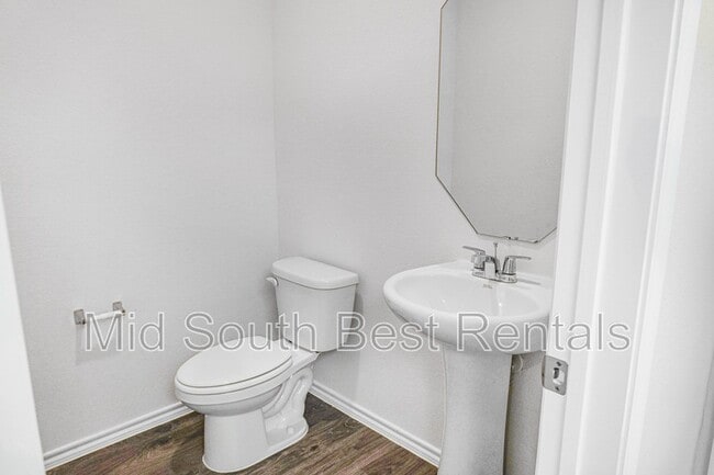 Building Photo - 220 Redwood Rd