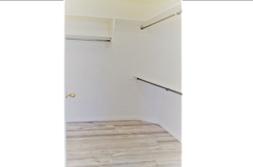 15. Spacious walk-in closet - 137 E 755 S
