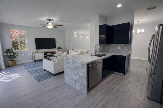 Building Photo - 4319 Greenbriar Ln
