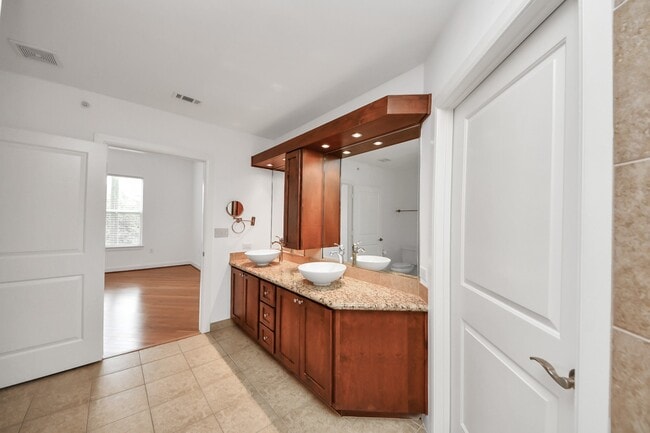 Building Photo - 1010 Rosine St