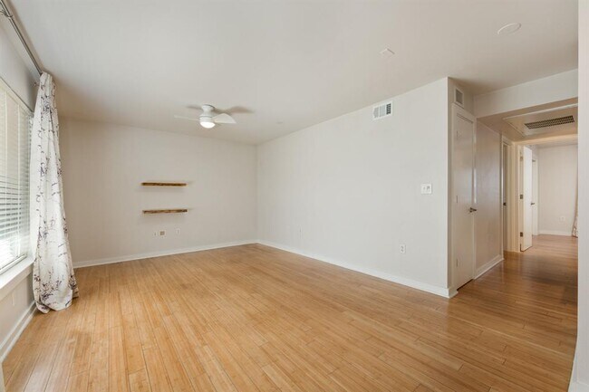 Building Photo - 2200 Dickson Dr